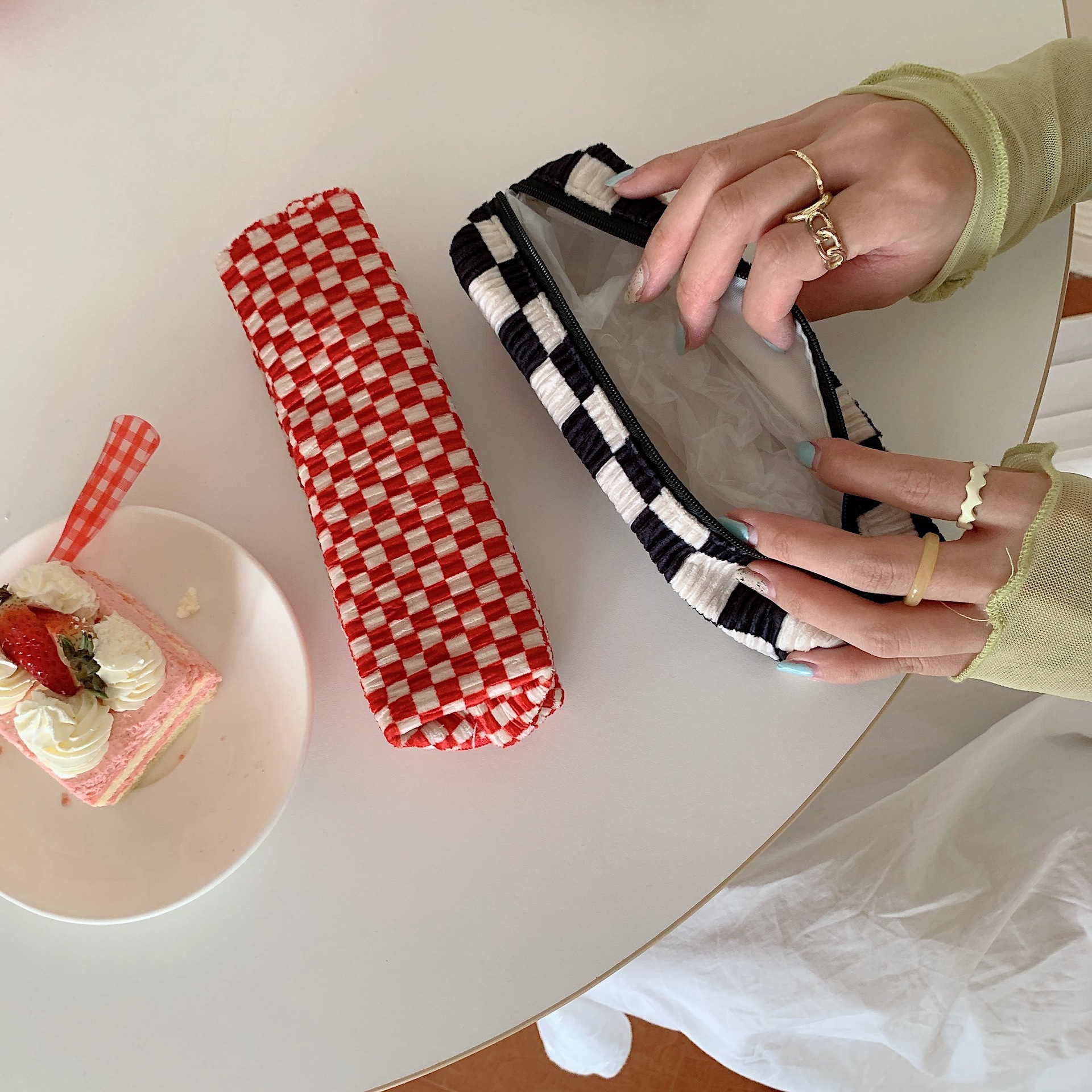 22281 Korean-style girl pen case, hand-held velvet makeup bag, storage bag, portable retro female student stationery bag Application Scenario