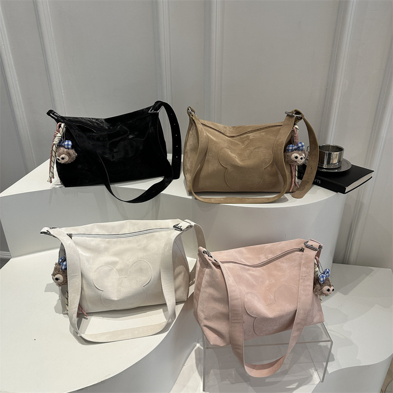 The 2025 new style women's fashion single-shoulder crossbody bag is versatile and casual. The large-capacity armpit pillow bag is a cross-border trend Application Scenario