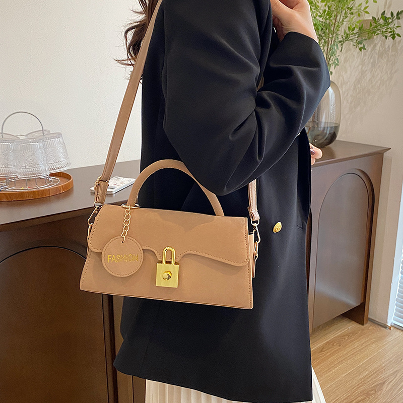 This is a stylish, retro, casual and fashionable single-shoulder crossbody small square bag with a unique lock buckle for women in the autumn of 2024 details Picture