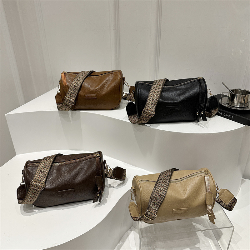 This year, Maillard single-shoulder bags with wide shoulder straps and crossbody pillowcases are popular for women with a high-end retro feel in 2024 Application Scenario
