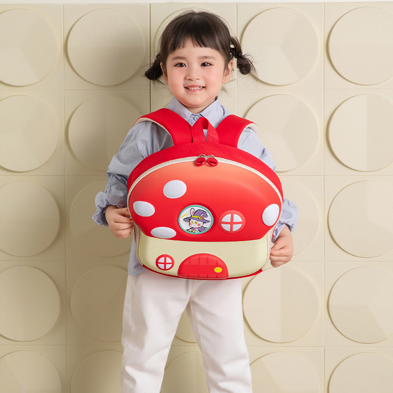 Kindergarten hard-shell schoolbags for children aged 3-5 in the middle and small classes, children's backpacks for boys and girls, eggshell school enrollment backpacks 4 Application Scenario