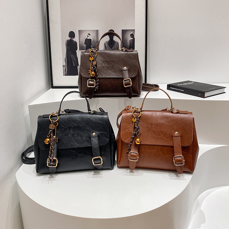 A solid color, fashionable and niche design backpack, a new trendy handbag for women in 2025, simple and stylish, single-shoulder crossbody bag Application Scenario