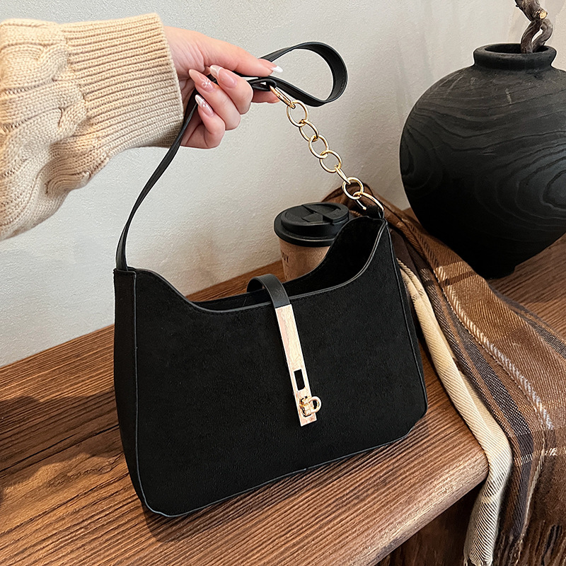 This 2024 retro new design is stylish and stylish, popular for casual winter. It features a simple lockable crossbody single-shoulder bag for women full figure