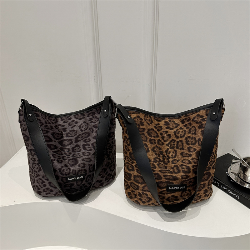 Cross-border suede fleece leopard print bag for women, 2024 new Korean niche bucket bag, retro single-shoulder crossbody bag Application Scenario