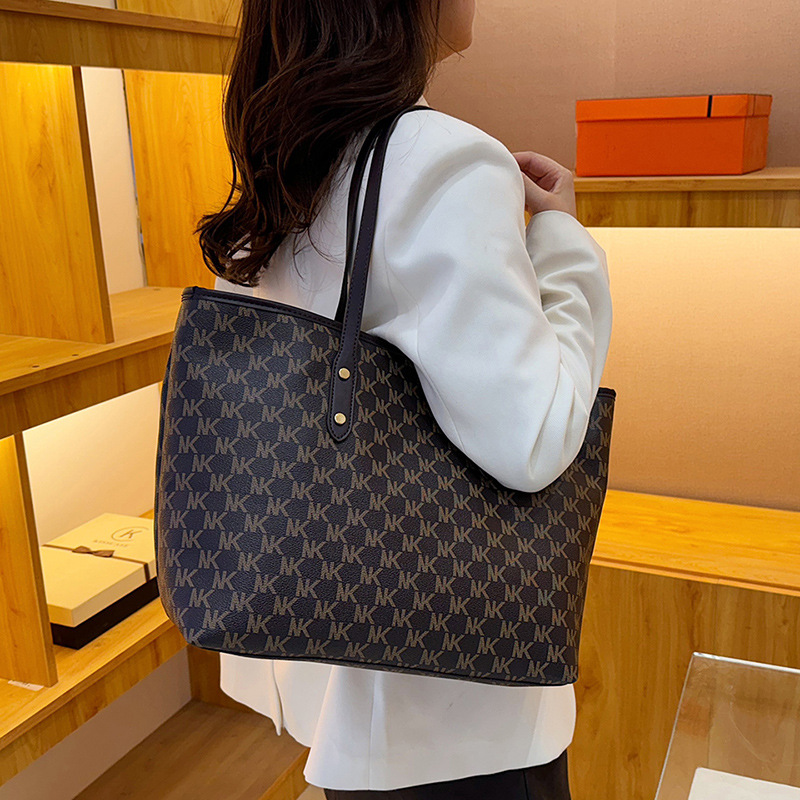 The new large-capacity hand-held shoulder tote bag for the autumn of 2024 features a niche design, casual, fashionable and simple underarm bag details Picture