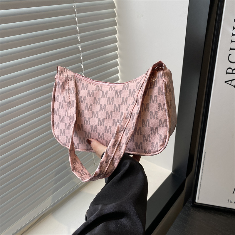 The new retro and trendy casual underarm bag for the autumn of 2024 features a fashionable, simple and niche design. It is a single-shoulder crescent bag full figure