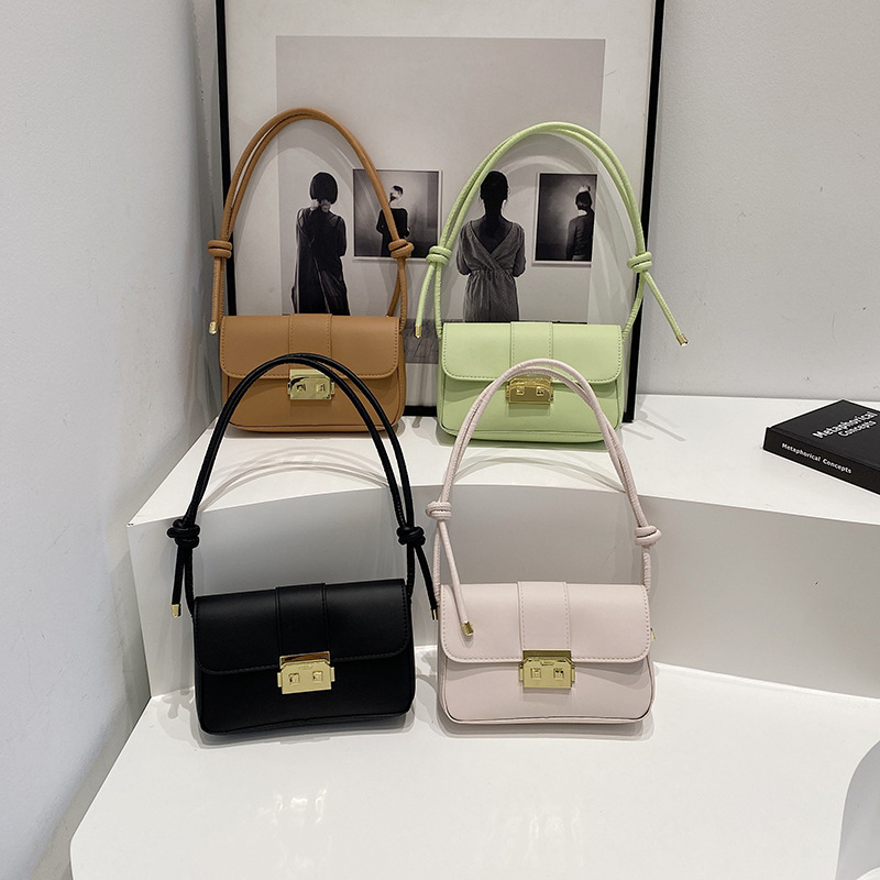 This year's new autumn/winter 2024 casual bag for women features a fashionable and simple style, a single-shoulder small square bag, and a niche underarm crossbody bag Application Scenario