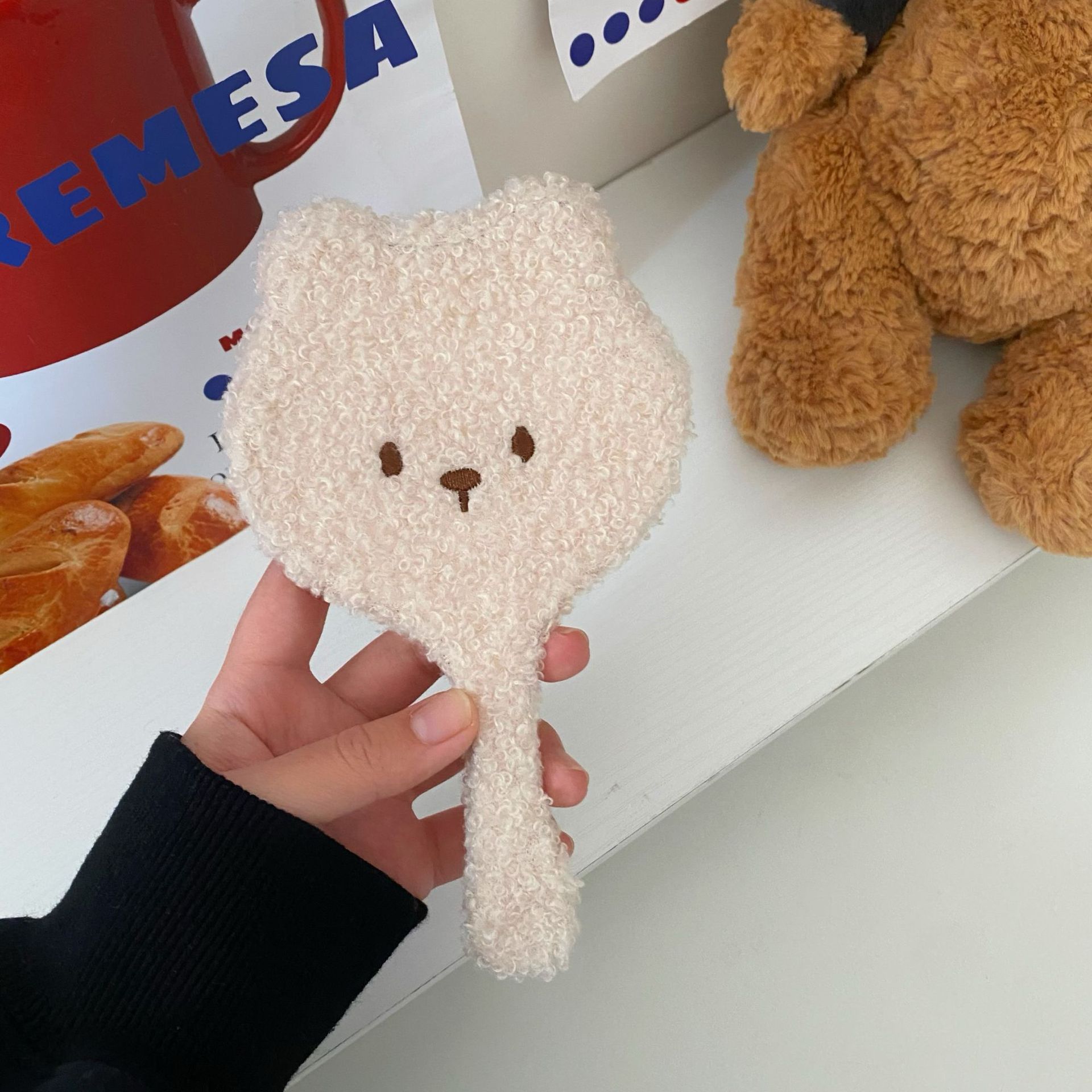 Sweet and cute plush bear handle mirror, portable makeup mirror, hand-held touch-up mirror, student dormitory mirror Specification drawing