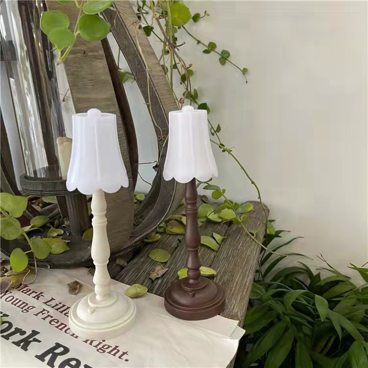 Ins-style retro atmosphere night light, cute bedside night light, decorative light, home desktop table lamp, atmosphere light full figure