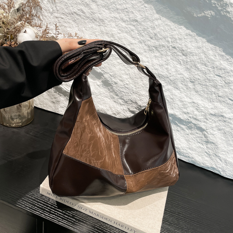 The 2024 new model features a niche design with contrasting colors, a hand-held retro single-shoulder crossbody bag with a high-quality commuting underarm full figure