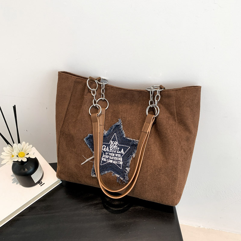 The new 2024 commuter large-capacity bag for women is fashionable, stylish, simple and elegant. It is a single-shoulder bag and a tote bag for college students full figure