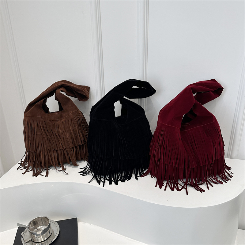 Maillard Spring Fringed Bag for Women, 2025 New vintage deerskin velvet tote bag, large capacity underarm bag Application Scenario