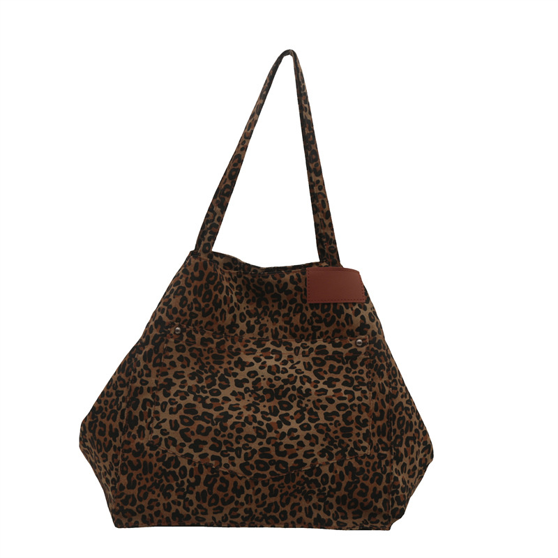 The new cross-border underarm bag for women is set to be launched in the autumn of 2024. It features a large-capacity floral tote bag with a high-quality commuting experience Item Picture