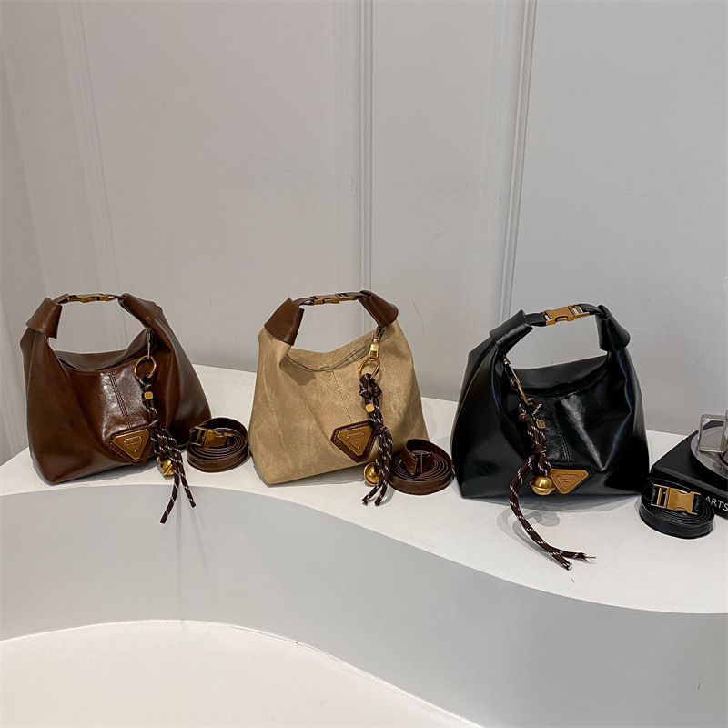 Large-capacity women's casual 2024 new niche design chain single-shoulder crossbody bag for work and commuting dumplings Application Scenario