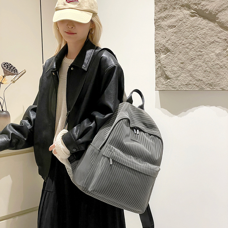 Colorful Fox British-style backpacks for men and women, versatile for commuting and outings, lightweight and waterproof backpacks, and niche schoolbags full figure