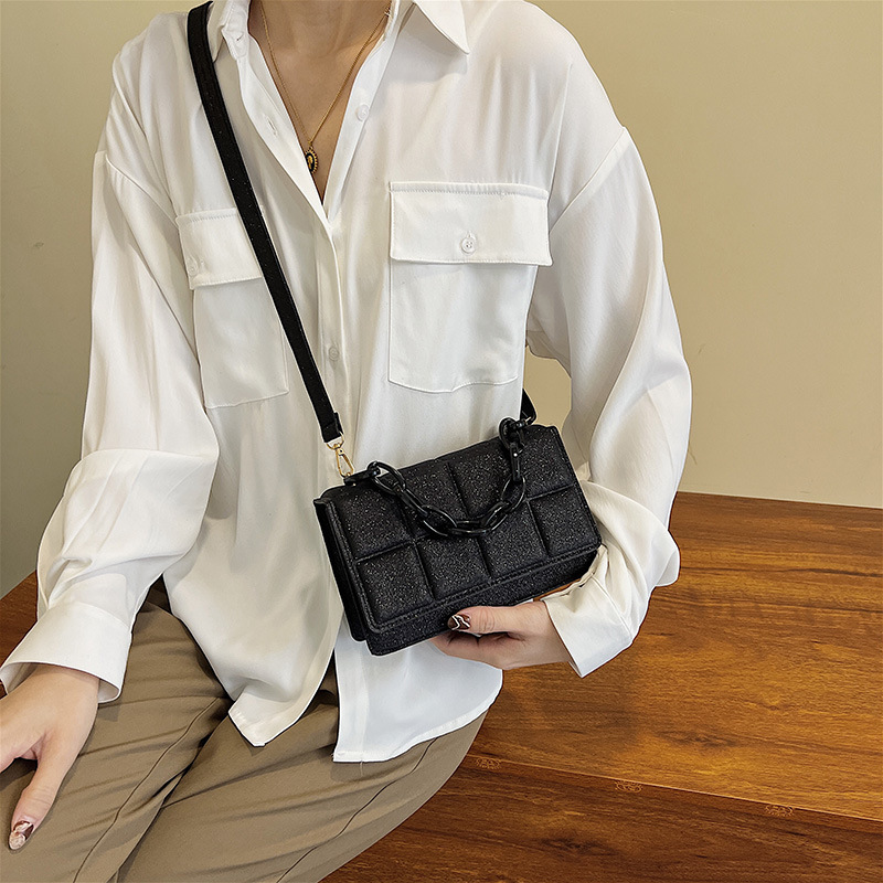 The new trendy and fashionable chain-embossed single-shoulder crossbody with sequins and simple hand-held small square bag for cross-border women in 2025 details Picture