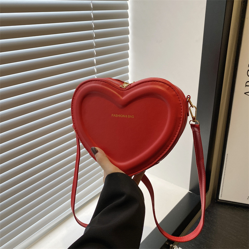 A simple and heart-shaped handbag for women in 2024, a fashionable and individual crossbody bag, a sweet and versatile single-shoulder bag that is popular in autumn full figure