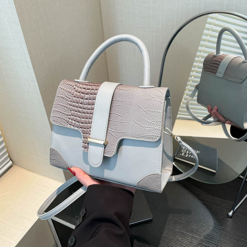 This is a trendy solid-color crossbody bag for women in the spring of 2025, featuring a casual and stylish style. It is a small square bag with a single shoulder and armpits full figure