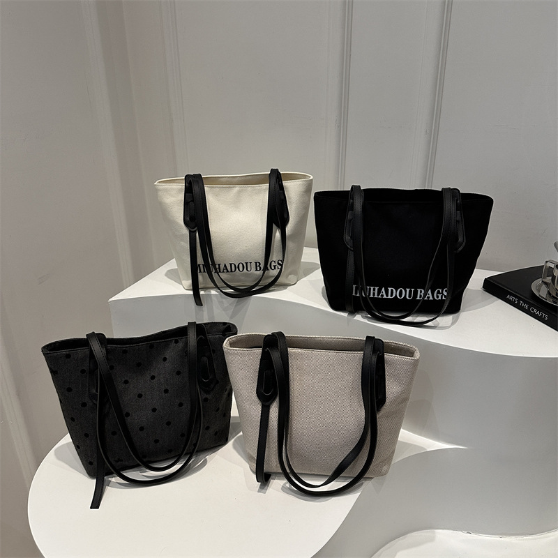 The 2024 new large-capacity, elegant and stylish autumn underarm bag is a trendy and casual bucket bag for women Application Scenario