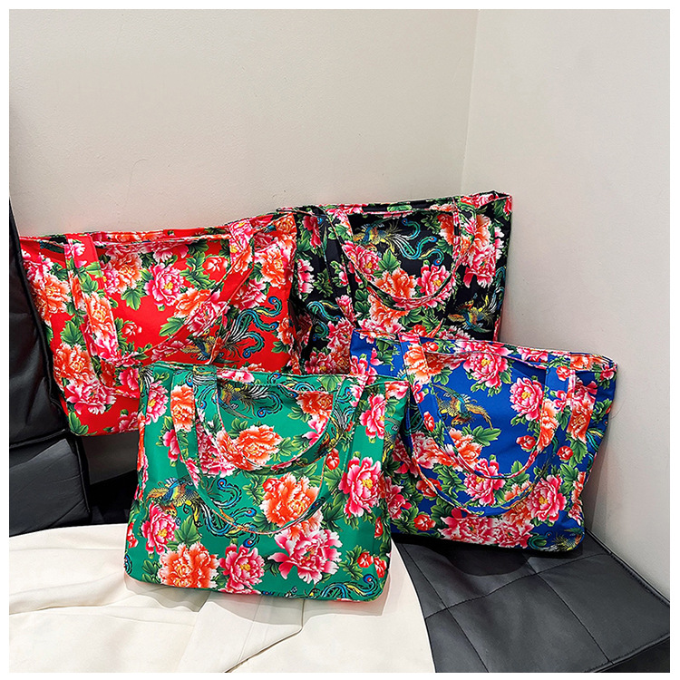 A fashionable and trendy large-capacity Northeast large flower tote bag, a new single-shoulder bag and hand-held women's bag for early spring 2024 full figure