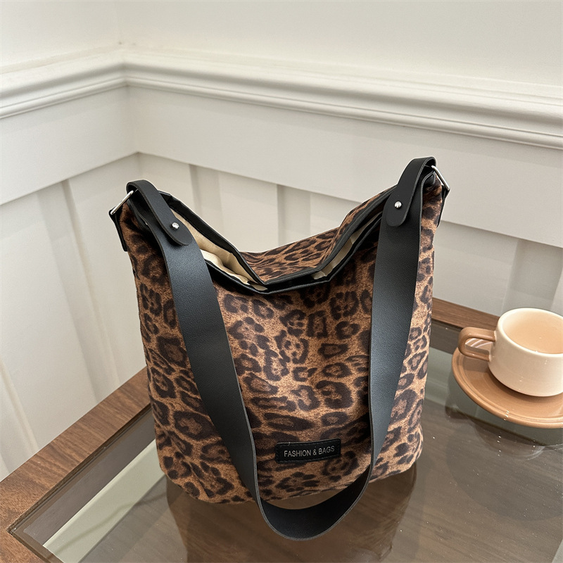 Cross-border suede fleece leopard print bag for women, 2024 new Korean niche bucket bag, retro single-shoulder crossbody bag full figure