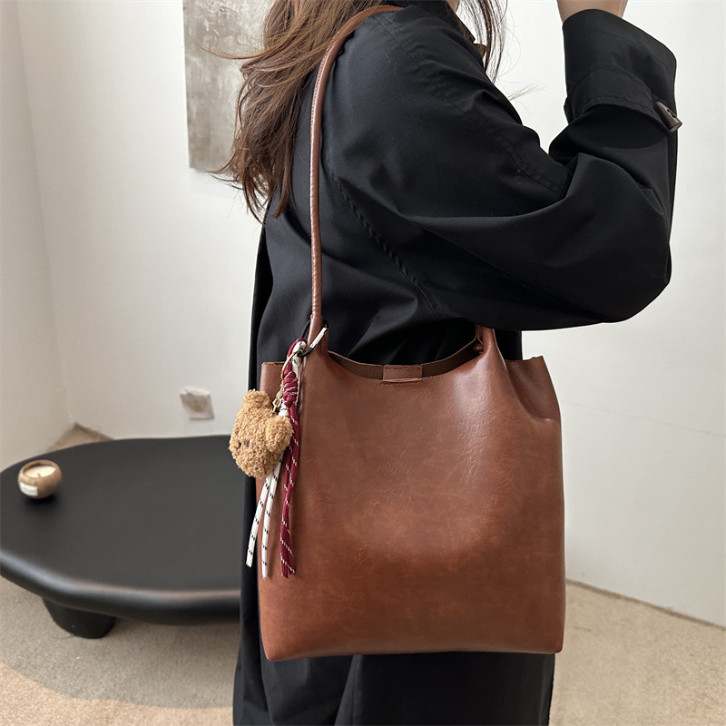 A new 2024 trendy, large-capacity, retro and fashionable single-shoulder tote bag for women details Picture