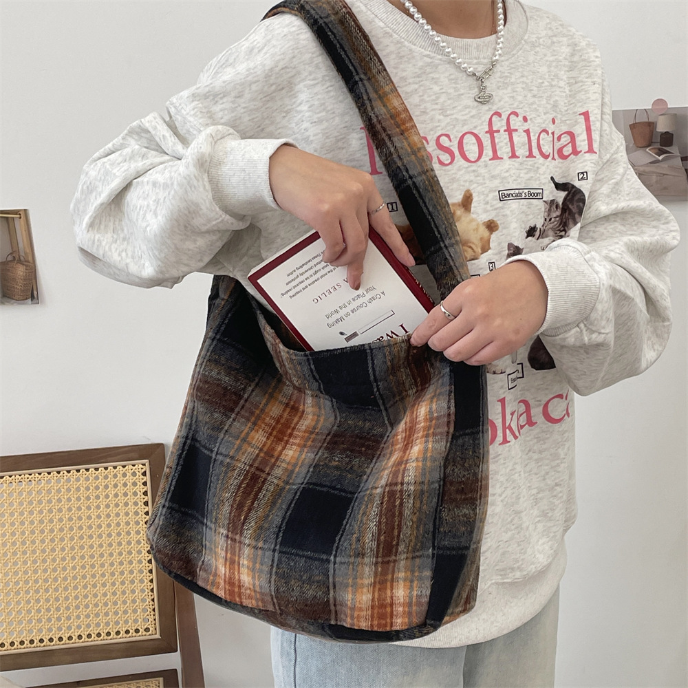 411252 New school-style woolen checkered single-shoulder bag, large-capacity crossbody bag, commuter bag, student schoolbag Application Scenario