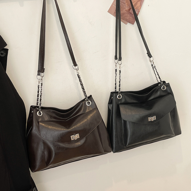 Versatile ins crossbody bag for winter women 2024 new trendy tote bag, large-capacity single-shoulder commuter bag for women Application Scenario