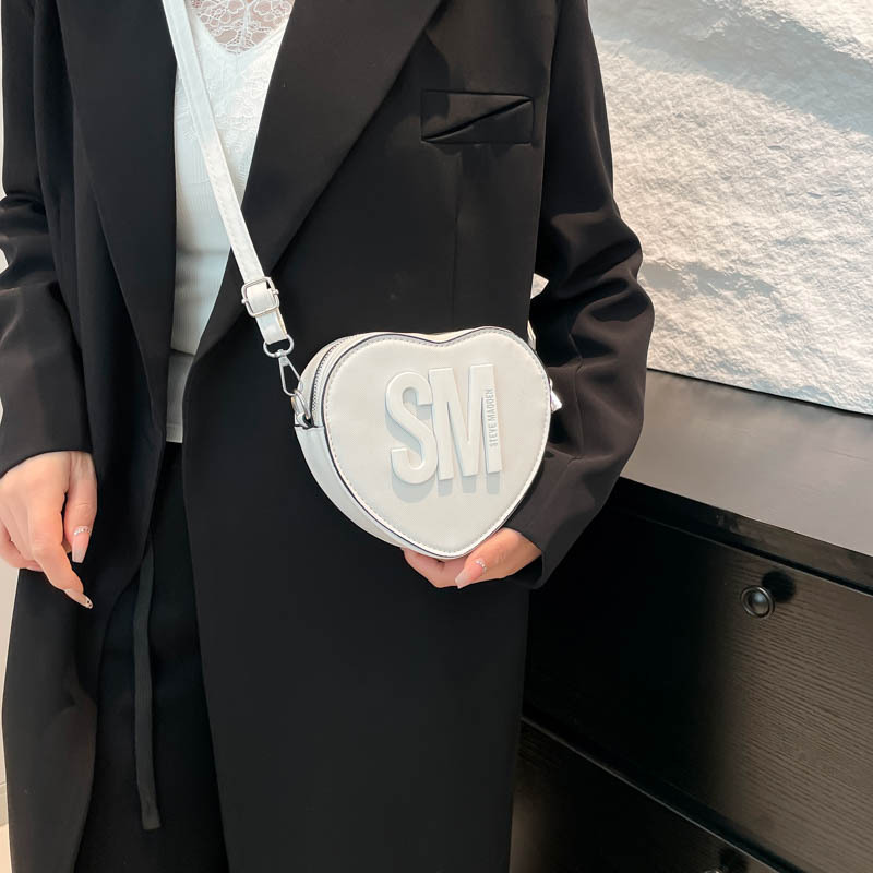 The new Spring 2025 ins heart-shaped bag is a trendy and stylish single-shoulder crossbody bag with a textured lettered cross-border fashion heart-shaped bag details Picture