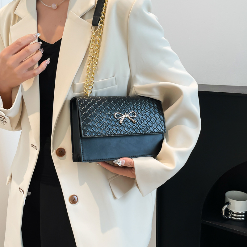 A new Korean-style trendy and fashionable shoulder bag for women in 2025. It features a niche design and a simple yet elegant small square bag Specification drawing