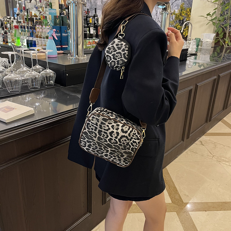 Leopard print women's large-capacity 2024 new autumn and winter niche design single-shoulder crossbody bag for work and commuting small square bag details Picture