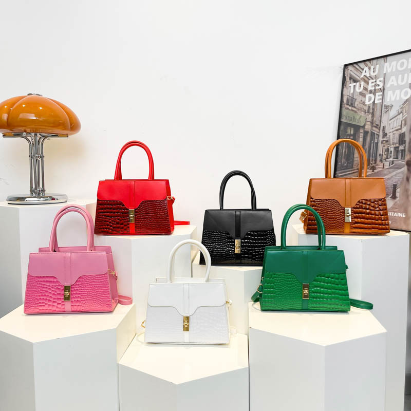 This year's popular handbag is the 2024 new autumn and winter high-end quality handbag with crocodile pattern, a single-shoulder crossbody small square bag Application Scenario