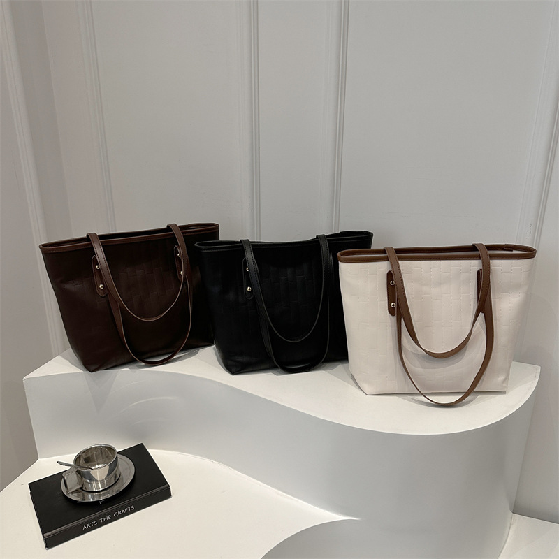 Simple and large-capacity women's bag, 2024 new trendy and versatile ins shoulder bag, high-quality commuting tote bag Application Scenario