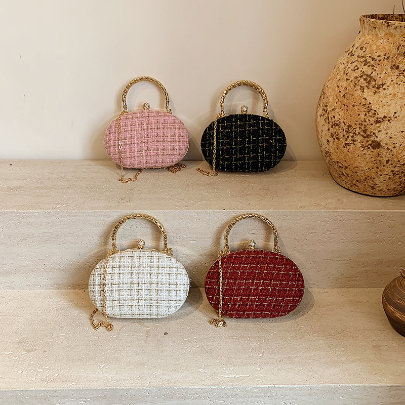 This year, the 2025 new style of shell bags is in vogue. The chain crossbody bag for the socialite's dinner is elegant and simple. It's a hard shell single-shoulder bag Application Scenario