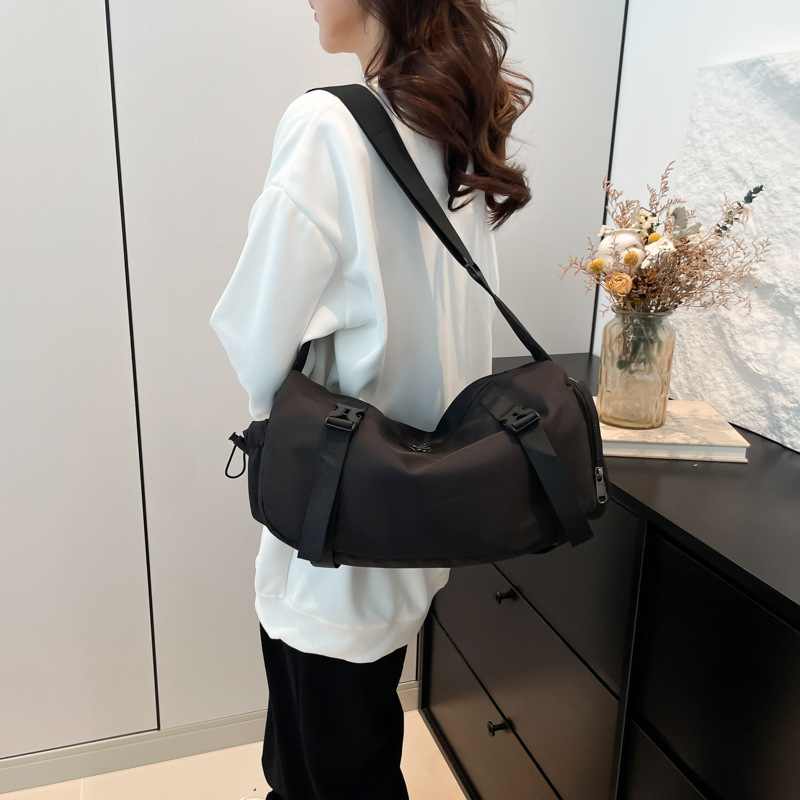 The new 2024 autumn collection features a trendy and simple workwear-style crossbody bag, a large-capacity single-shoulder bag for women, and a retro commuter messenger bag Application Scenario