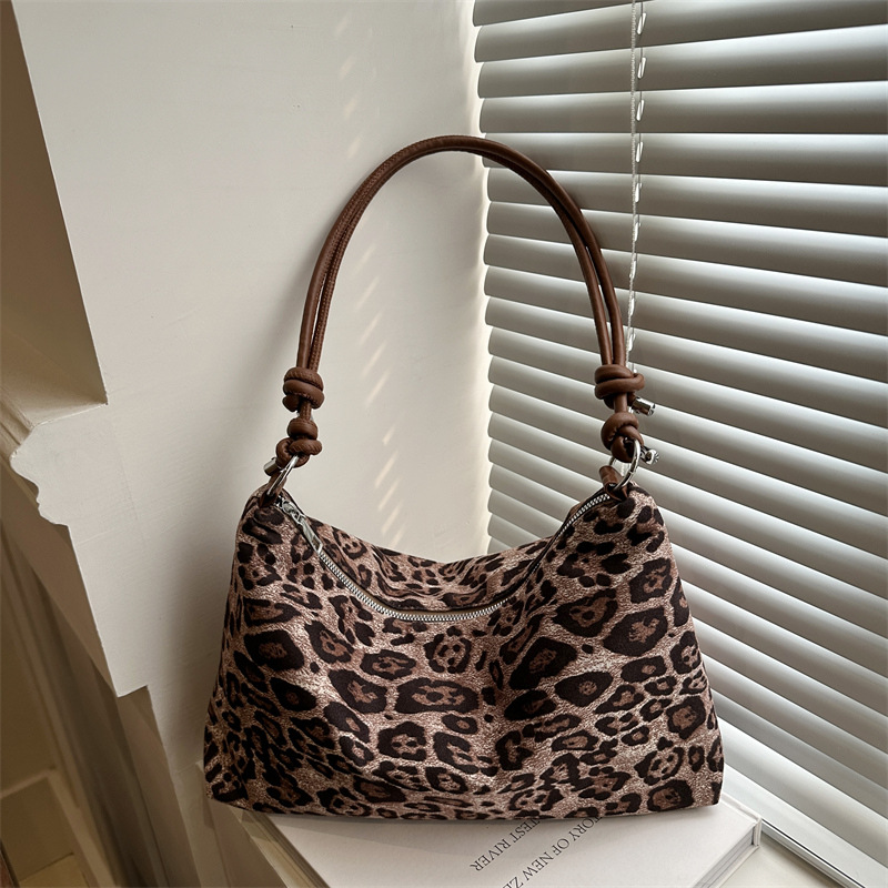 Large-capacity leopard print tote handbag for women, new autumn 2024 collection, casual single-shoulder bag, niche fashion crossbody bag full figure