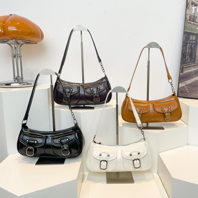 This year, the new spring 2025 stylish and niche crossbody bag for women is in vogue. It's a fashionable commuting single-shoulder bag Application Scenario