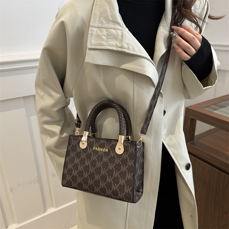This year's popular handbags include women's retro crossbody bags, small square bags, and the new winter 2024 fashionable and simple single-shoulder bags Specification drawing
