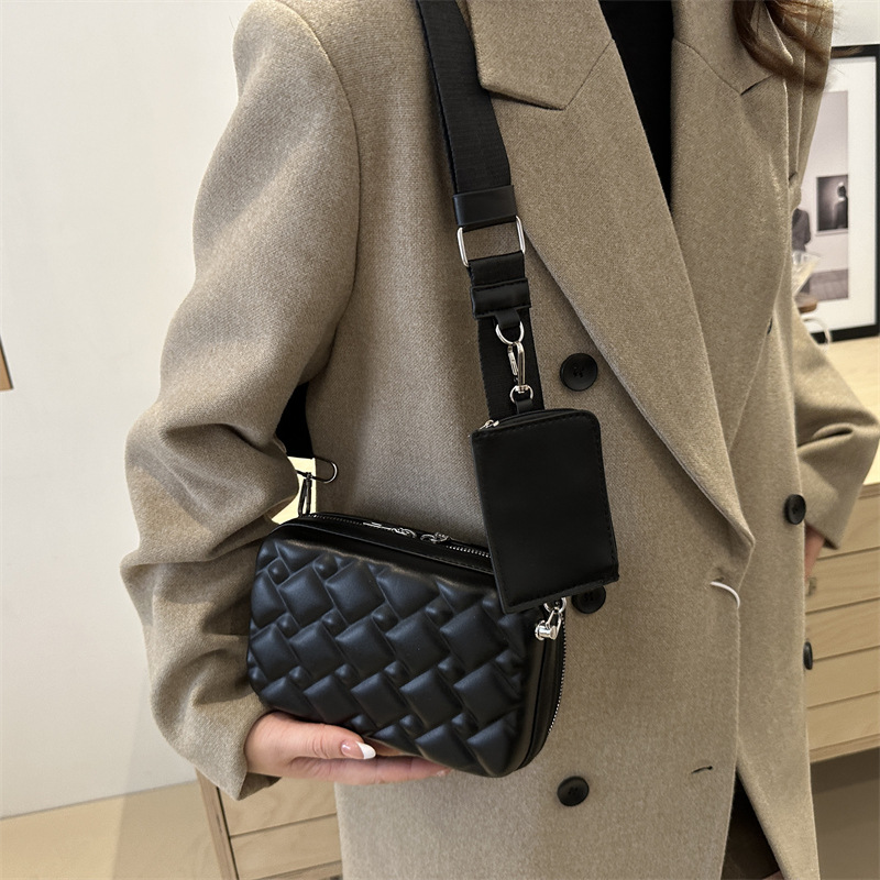 High-end quality small bag for women, new women's bag with embossing, trendy and versatile crossbody bag, Korean-style single-shoulder small square bag Application Scenario