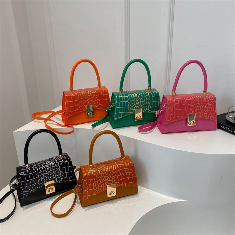 "Little Bag Girl 2025 New Korean-style stylish girl's fresh hand-carried small square bag, fashionable and simple single-shoulder crossbody bag. Application Scenario
