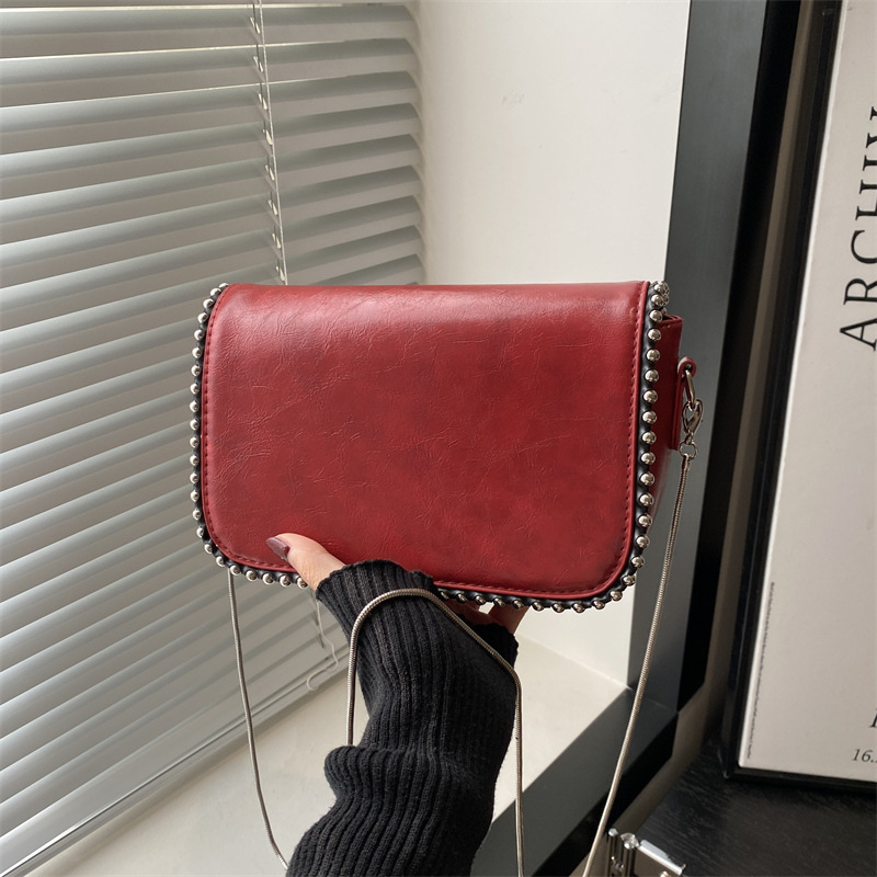 Retro and unique rivet bag for women, Spring 2025 new style, fashionable and simple single-shoulder bag, Korean-style casual and simple crossbody bag full figure