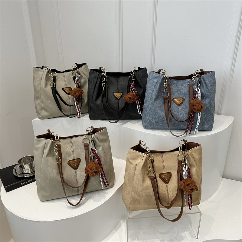 Retro color-blocking large-capacity bag for women, new Spring 2025, niche quality casual single-shoulder bag, fashionable tote bag Application Scenario