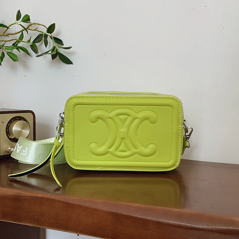 This stylish and unique 2025 women's bag is a versatile and fashionable crossbody bag for commuting full figure