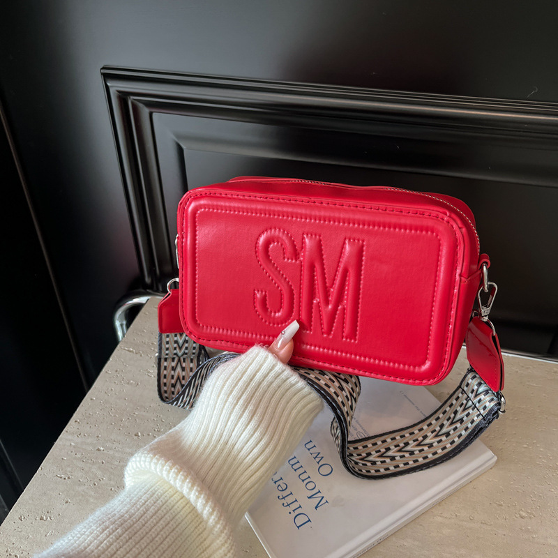 New Winter 2024 pressed shell small square bag for women, large-capacity wide shoulder strap commuting single-shoulder crossbody bag full figure