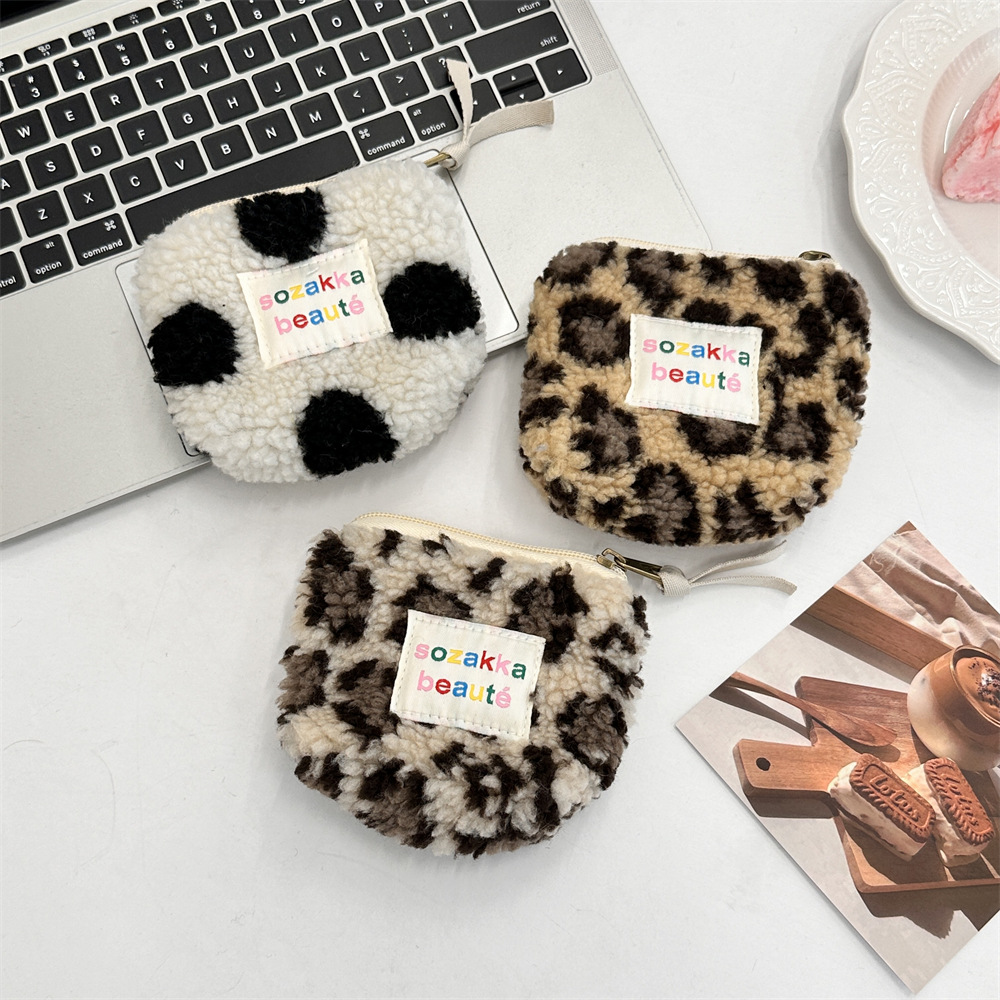 311202 Cute plush heart-shaped small bag, coin purse, earphone storage bag, lipstick and cosmetics storage portable bag Specification drawing