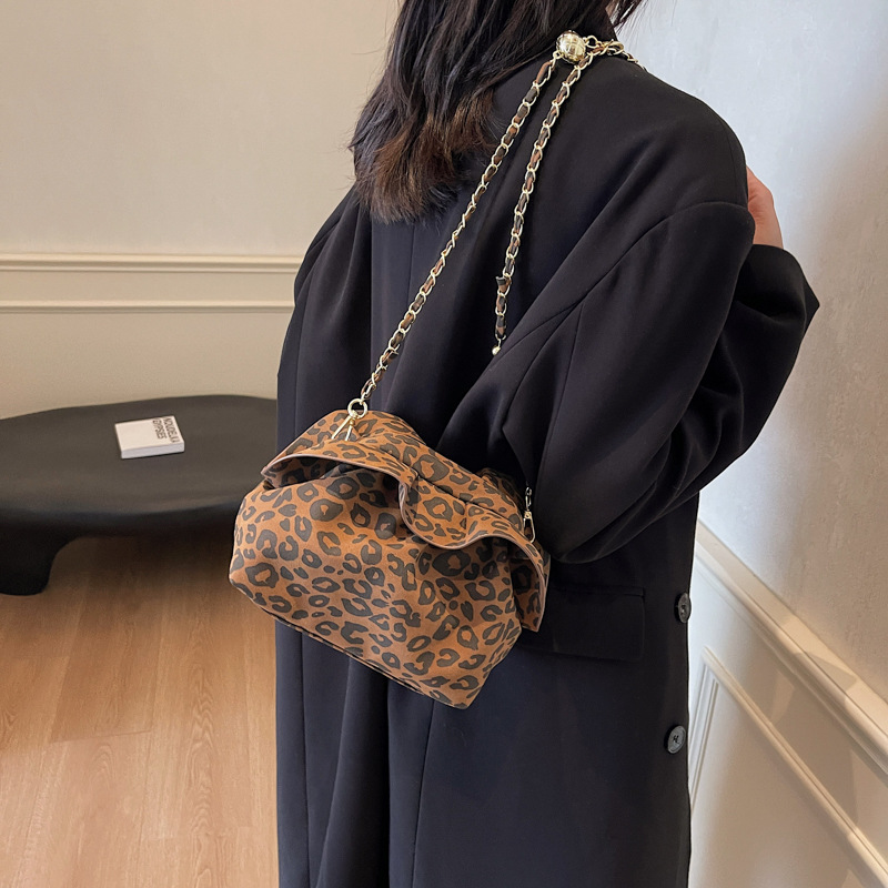 Fashionable leopard print flap small bag for women, 2024 new style women's bag, popular commuter crossbody bag, stylish chain single-shoulder bag details Picture