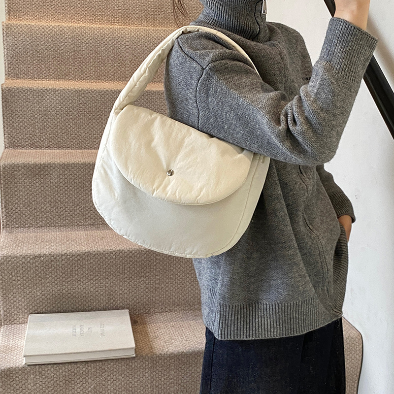 The new winter 2024 handbag features a large capacity, simple style, a hand-held bag, a commuting underarm bag, and a cross-border trend Specification drawing