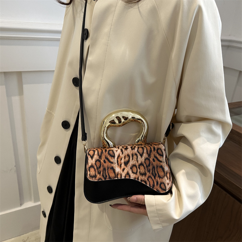 2024 New European and American fashion leopard print crossbody bag, unique, trendy, retro texture hand-held small square bag, hot girl bag Specification drawing