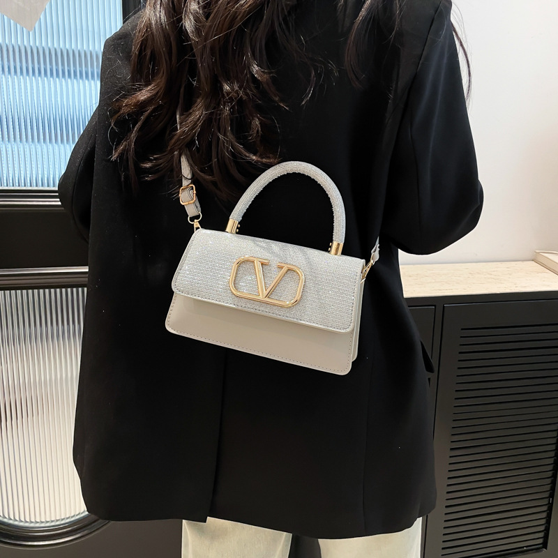 The simple and retro handbag trend is popular. The small square bag is a high-end, stylish and casual crossbody bag for women details Picture