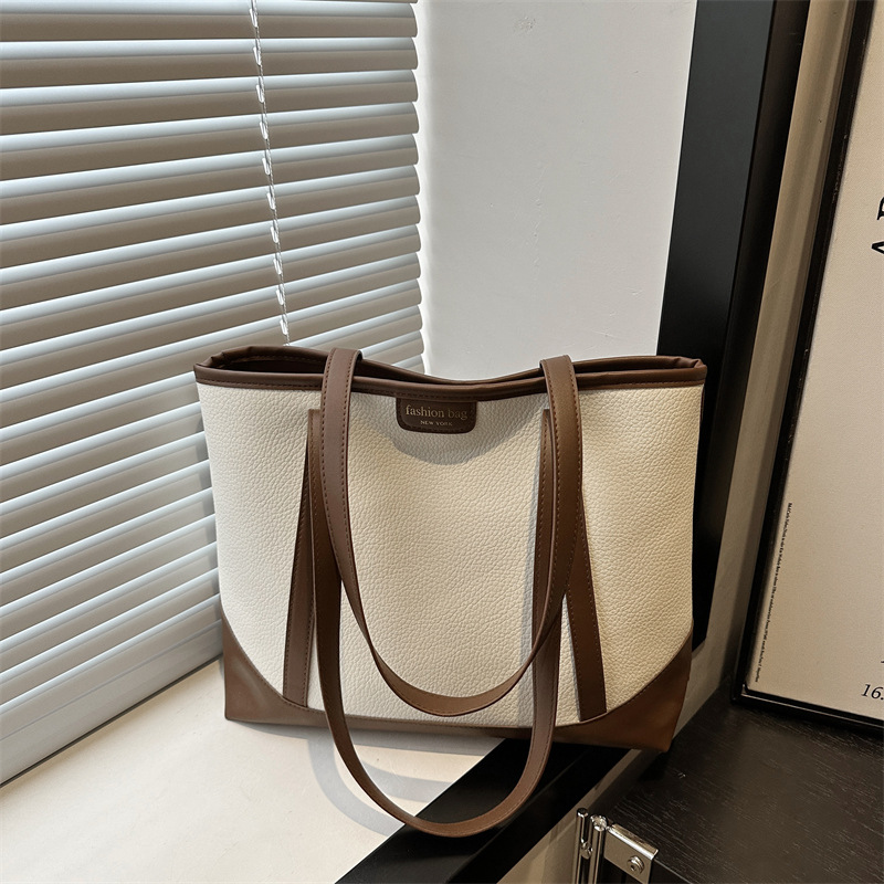 This large-capacity, fashionable and simple, patchwork texture single-shoulder tote bag is popular for women's commuting in autumn full figure